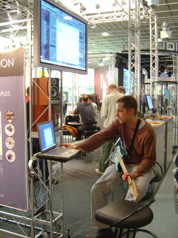 Thomas spielt mit FL Studio auf der Musikmesse Frankfurt 2004